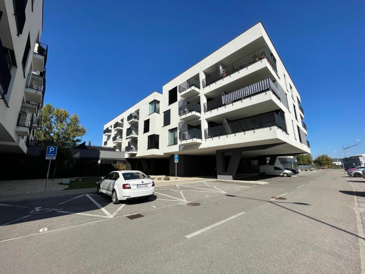 Greenbay Apartment With Free Parking Trencin Exterior photo